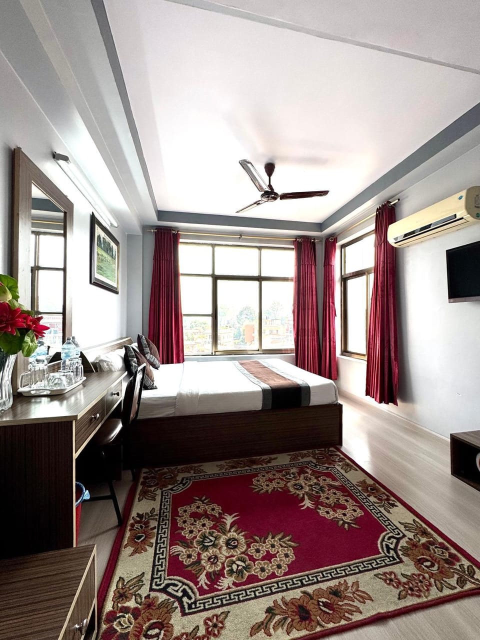 Bed, TV and multimedia, Photo of the whole room, Bedroom