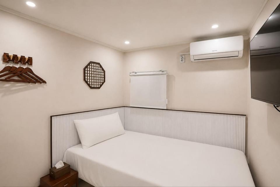 Bed, Bedroom, air conditioner