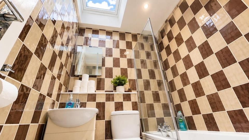 Central London Euston & King Cross Sleep 8 Apartment in London Borough of Islington