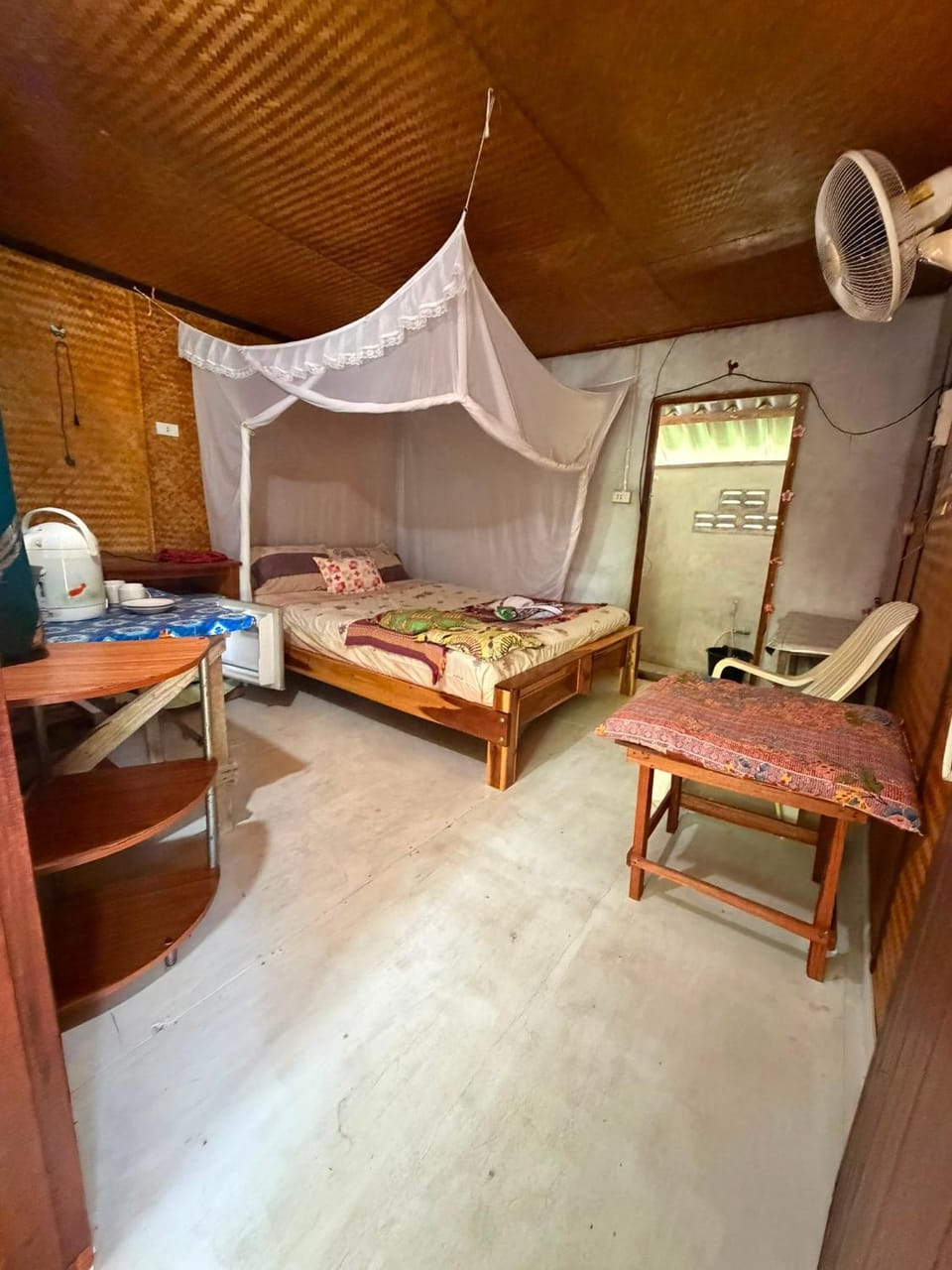 Bed, Living room, Photo of the whole room, Seating area, Bedroom