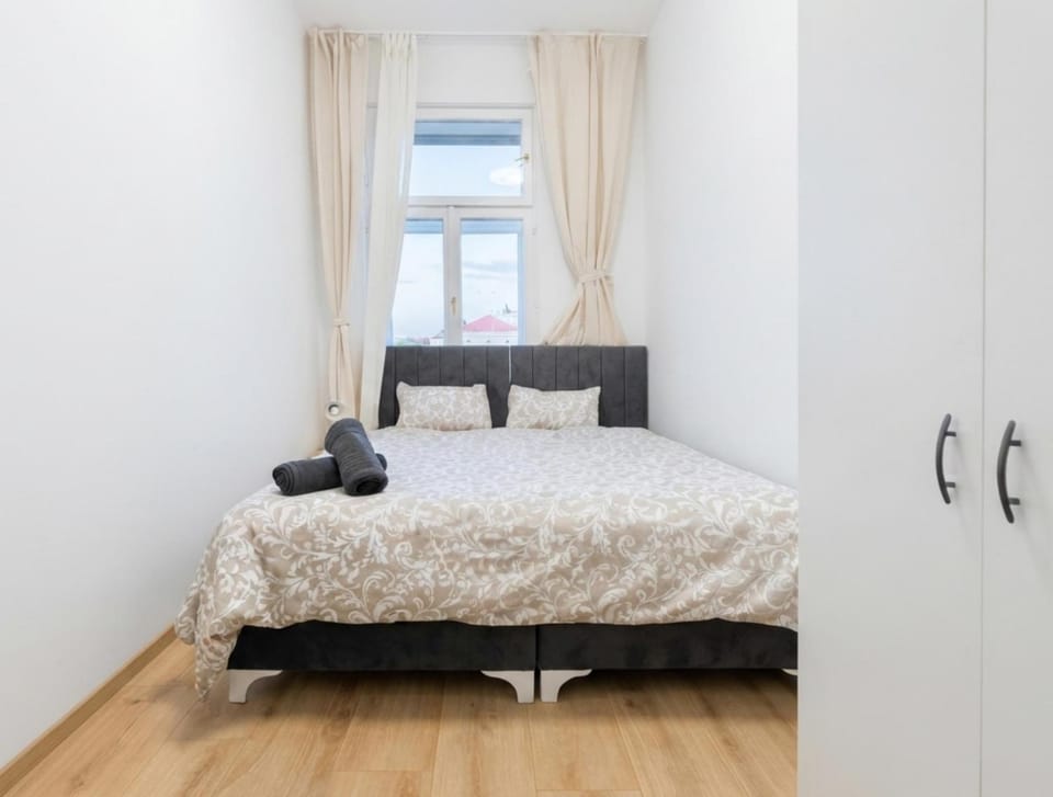 Bed, Bedroom, towels