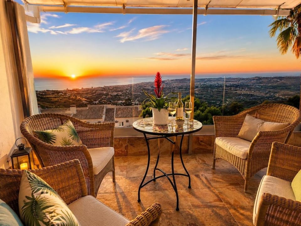 Natural landscape, View (from property/room), Balcony/Terrace, Dining area, Mountain view, Sea view