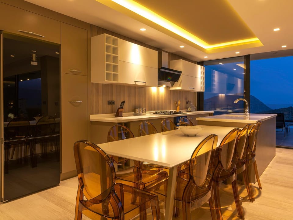 Kitchen or kitchenette, Dining area, minibar