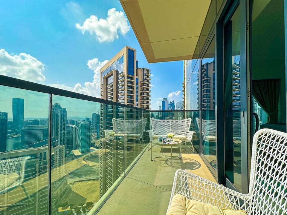 Property building, Balcony/Terrace, Seating area, City view