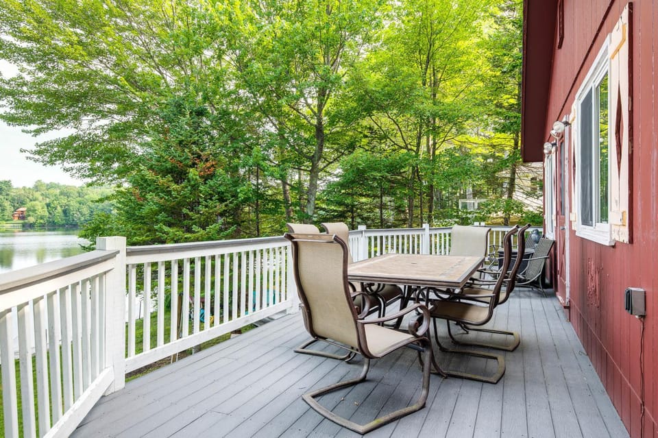 Lakefront Family Home w/ Docks in Barnstead! House in Barnstead