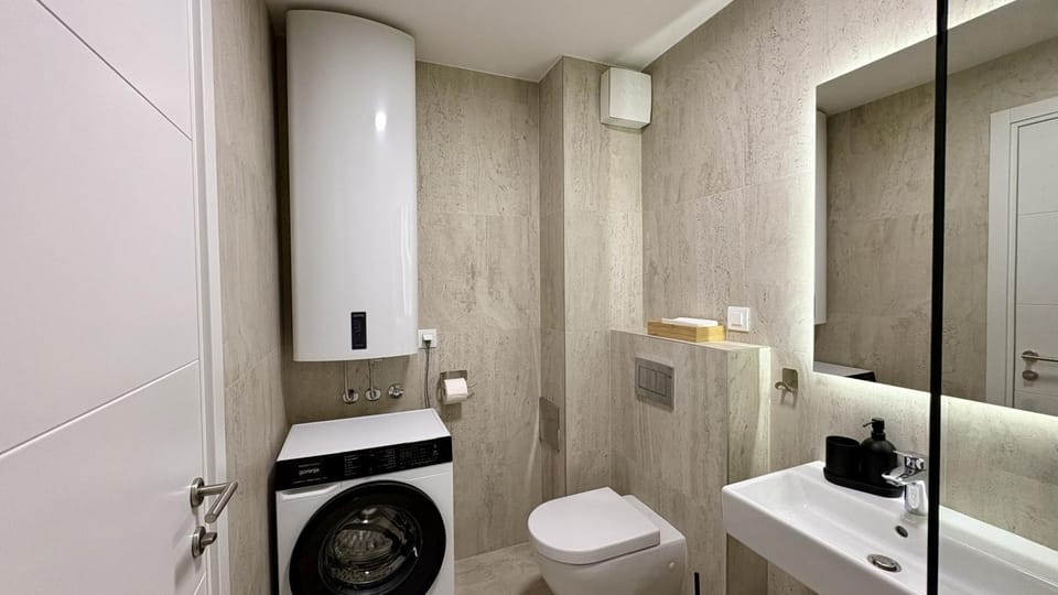 Shower, Toilet, Bathroom, towels, washing machine