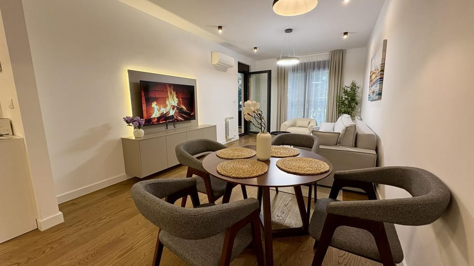 TV and multimedia, Living room, Seating area, Dining area