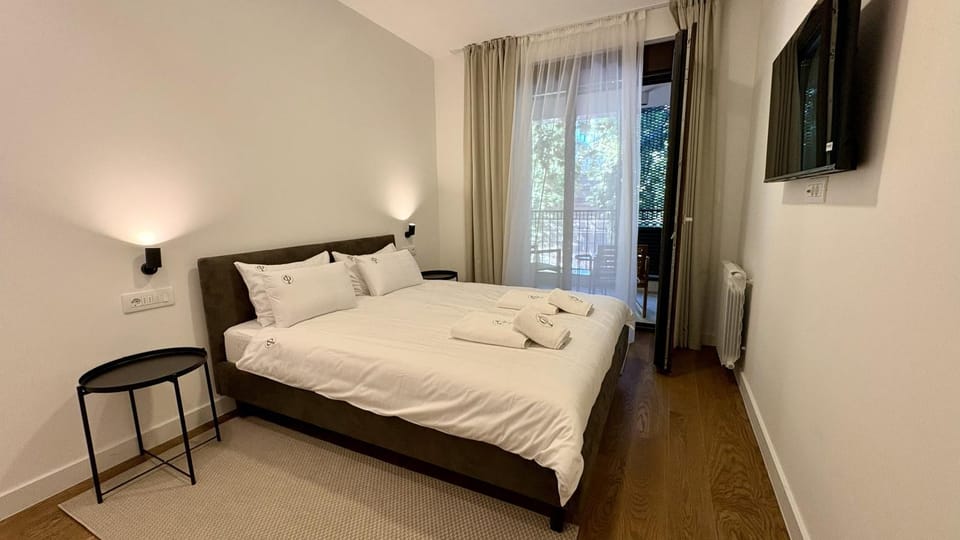 Bed, TV and multimedia, Photo of the whole room, Bedroom, towels