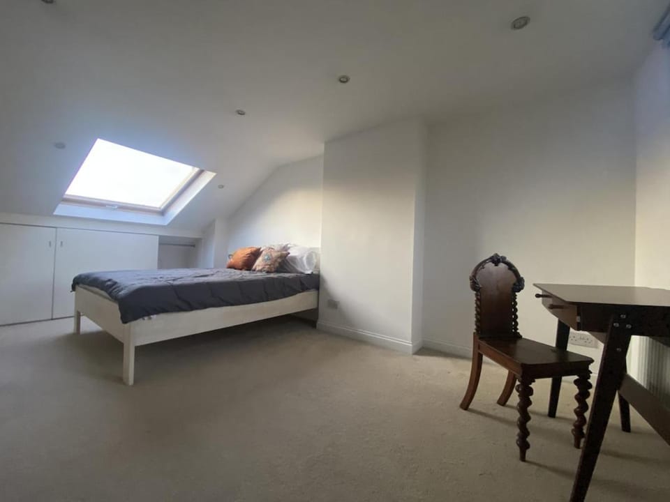 Spacious 5-Bedroom House St Margaret's, Richmond House in Twickenham