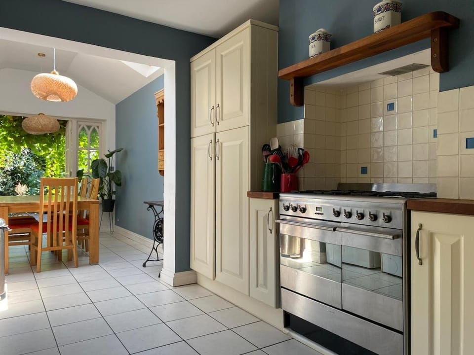 Spacious 5-Bedroom House St Margaret's, Richmond House in Twickenham