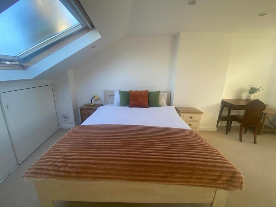 Spacious 5-Bedroom House St Margaret's, Richmond House in Twickenham