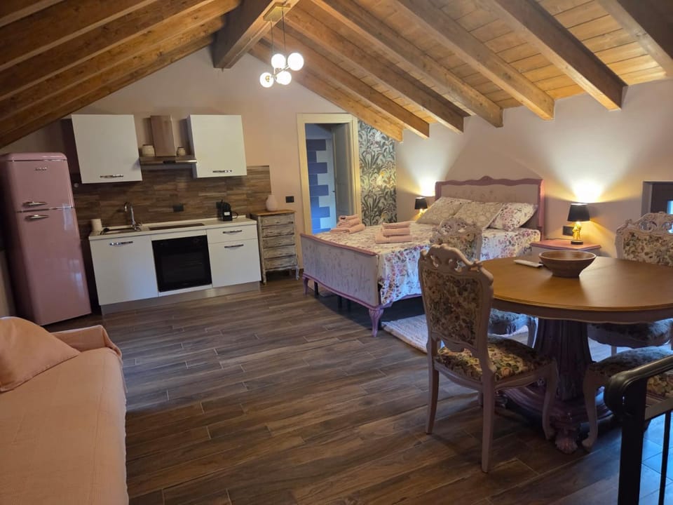 Bed, Kitchen or kitchenette, Photo of the whole room, Dining area, Bedroom, minibar, oven