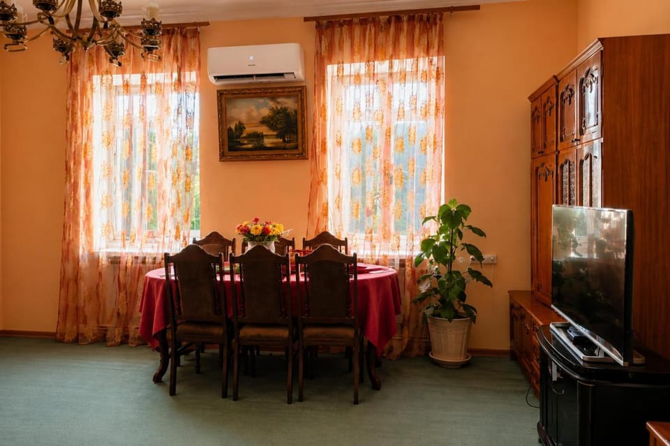 Seating area, Dining area