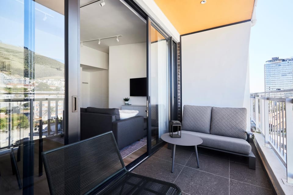 Sea Point Luxury Penthouse Eighty2OnMain Apartment in Sea Point