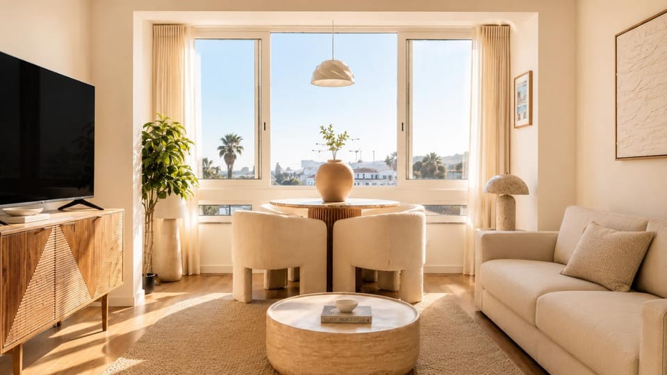 SEA VIEW 2 mins Beach, Gardens and Estoril Casino Apartment in Estoril