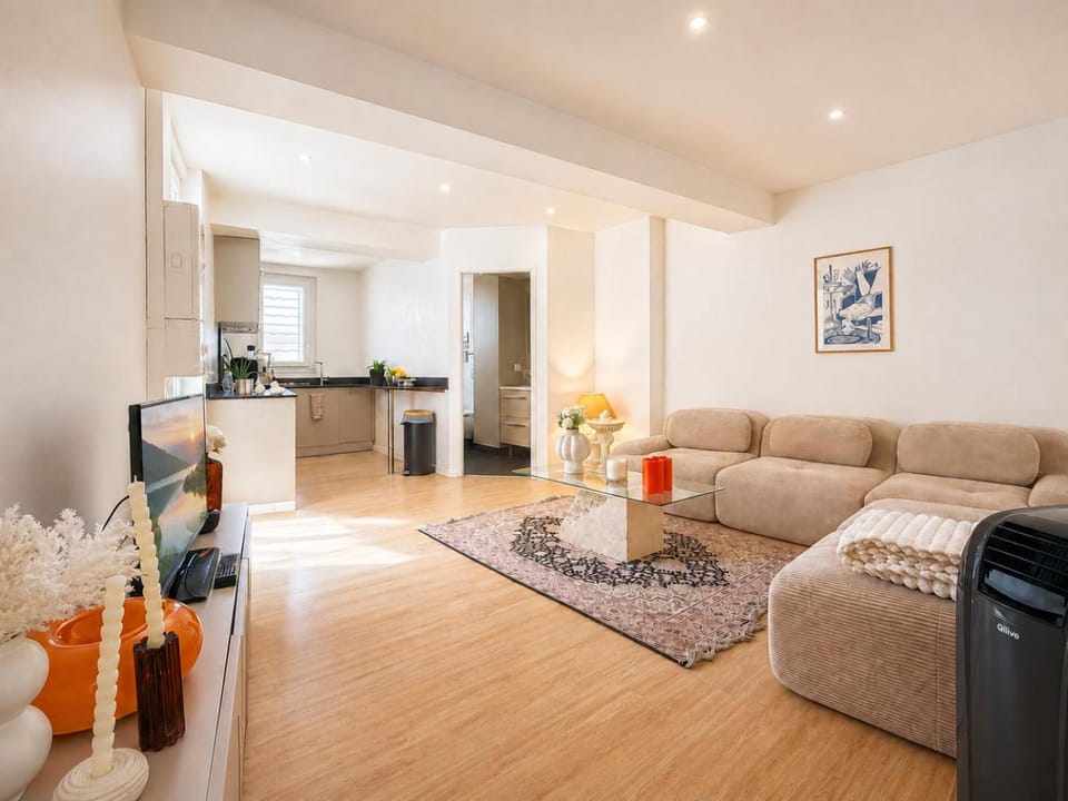 TV and multimedia, Kitchen or kitchenette, Living room, Seating area