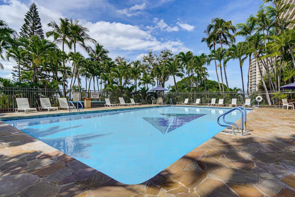 1 Mi to Makaha Beach: 10th-Floor Condo w/ Views House in Makaha Valley