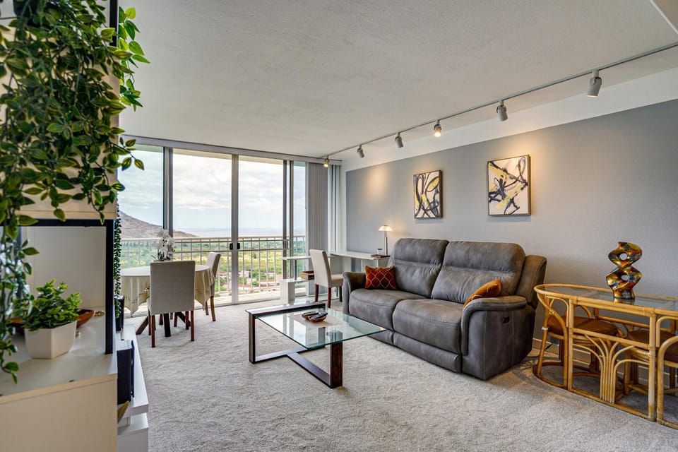 1 Mi to Makaha Beach: 10th-Floor Condo w/ Views House in Makaha Valley