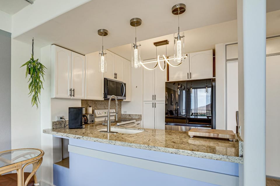 1 Mi to Makaha Beach: 10th-Floor Condo w/ Views House in Makaha Valley
