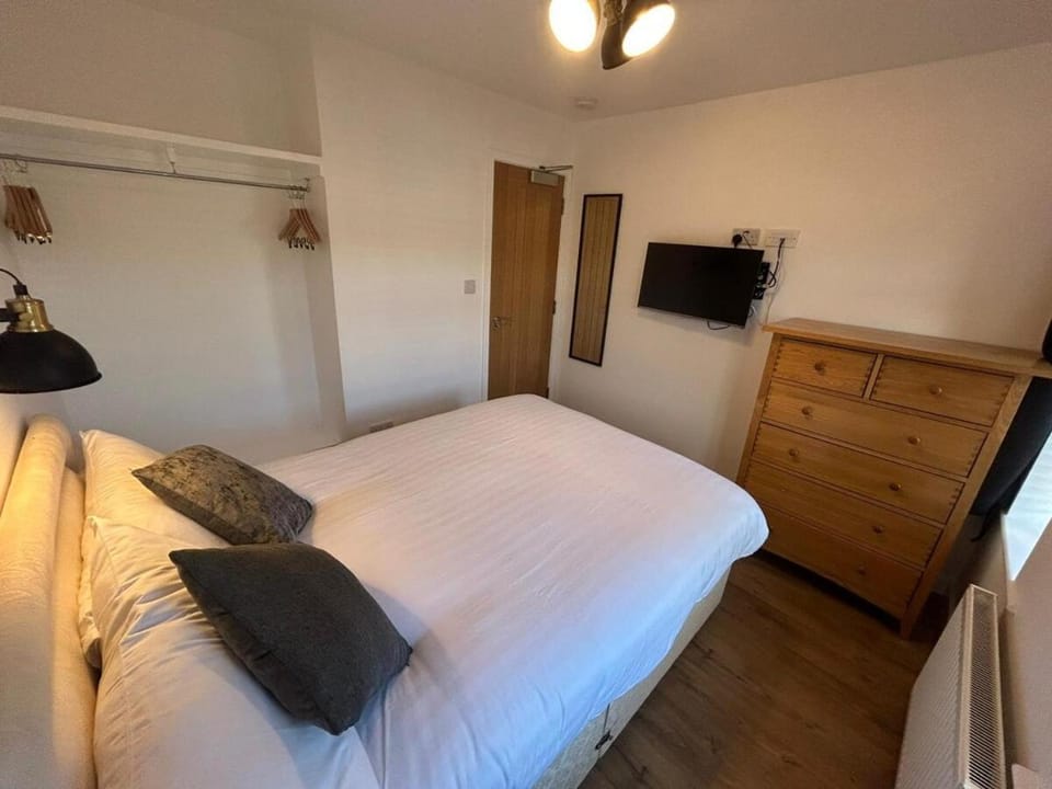3 bedroom home with parking House in Crewe
