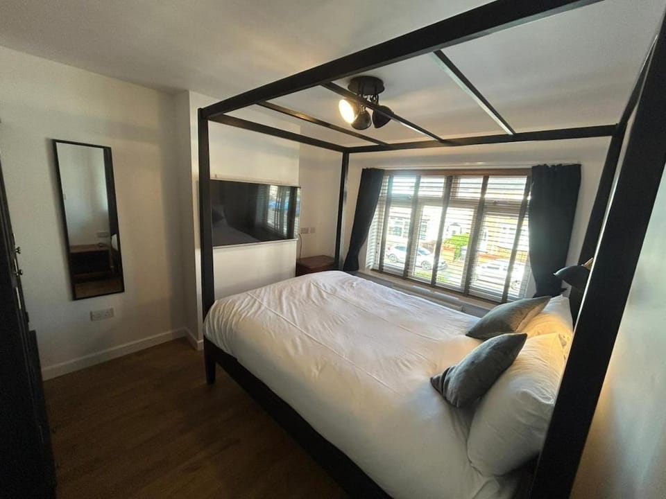 3 bedroom home with parking House in Crewe