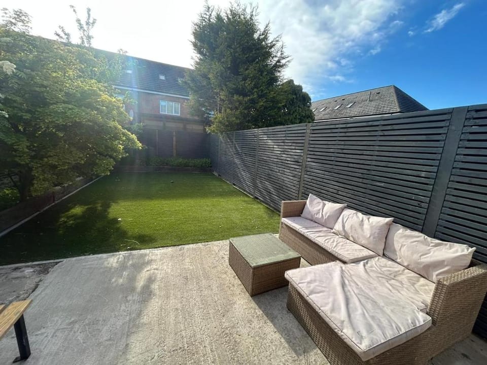 3 bedroom home with parking House in Crewe