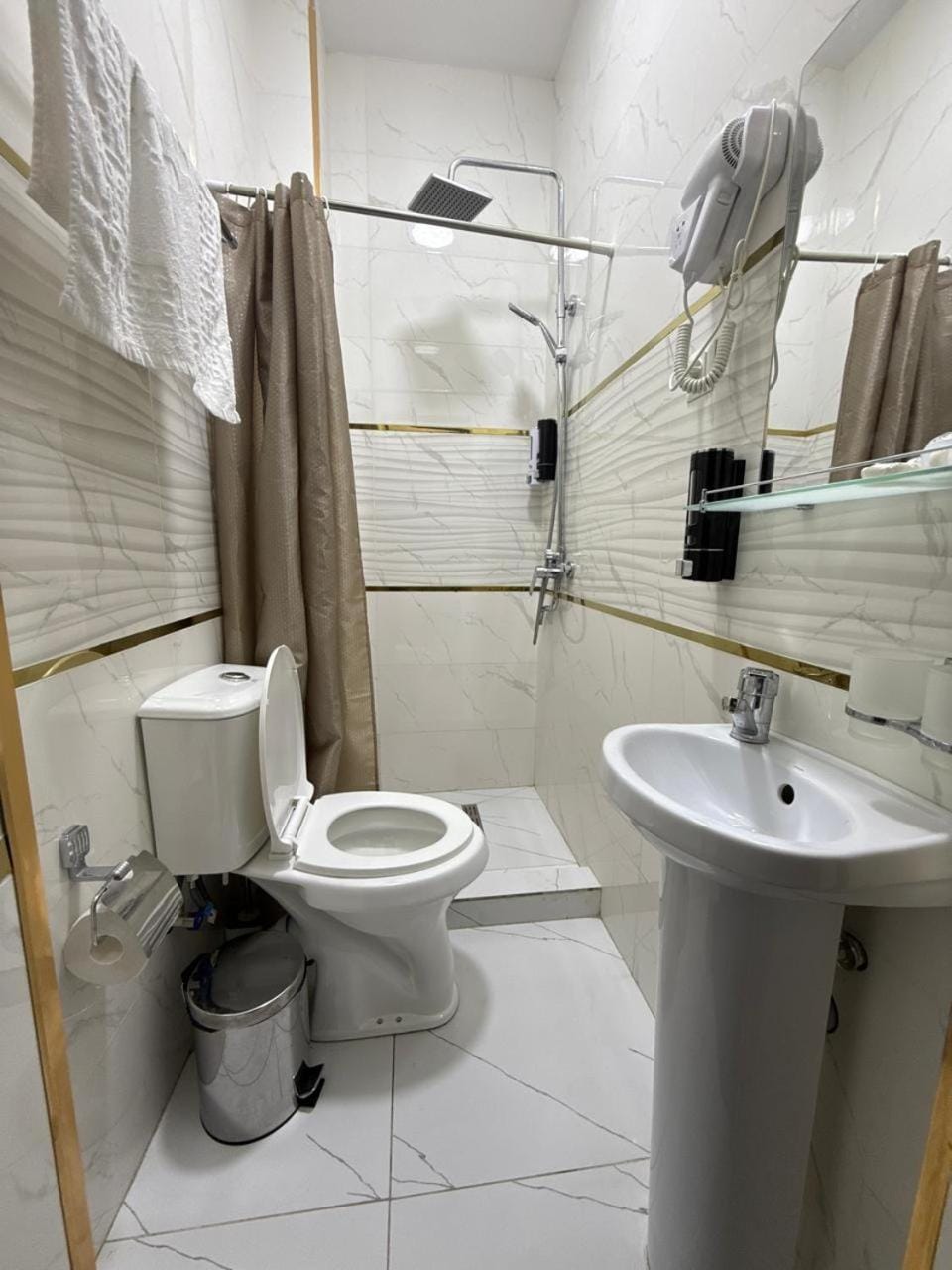 Shower, Toilet, Bathroom, bidet, towels
