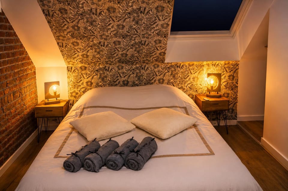 Bed, Photo of the whole room, Bedroom, towels