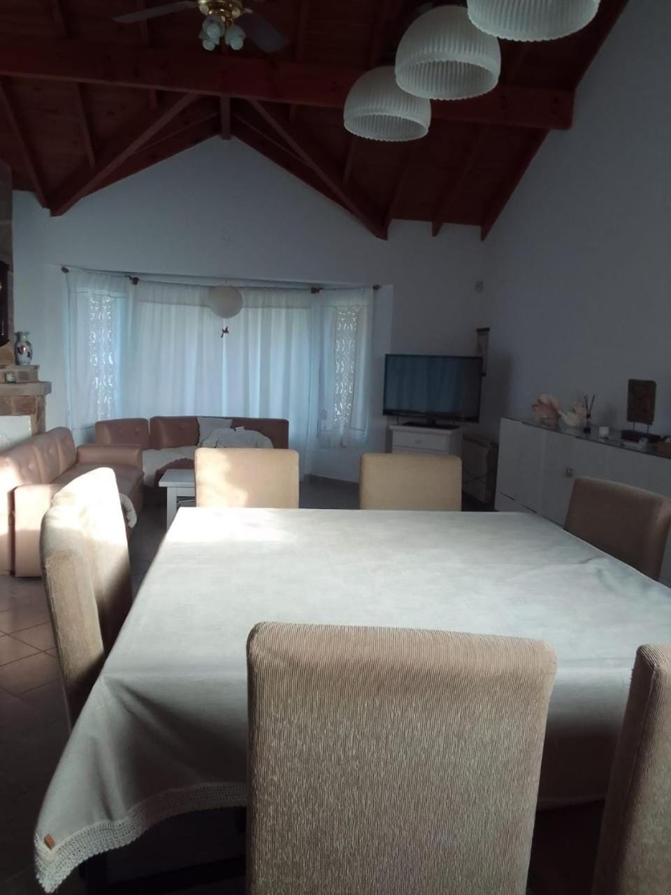 TV and multimedia, Seating area, Dining area