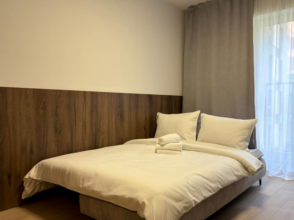 Bed, Photo of the whole room, towels