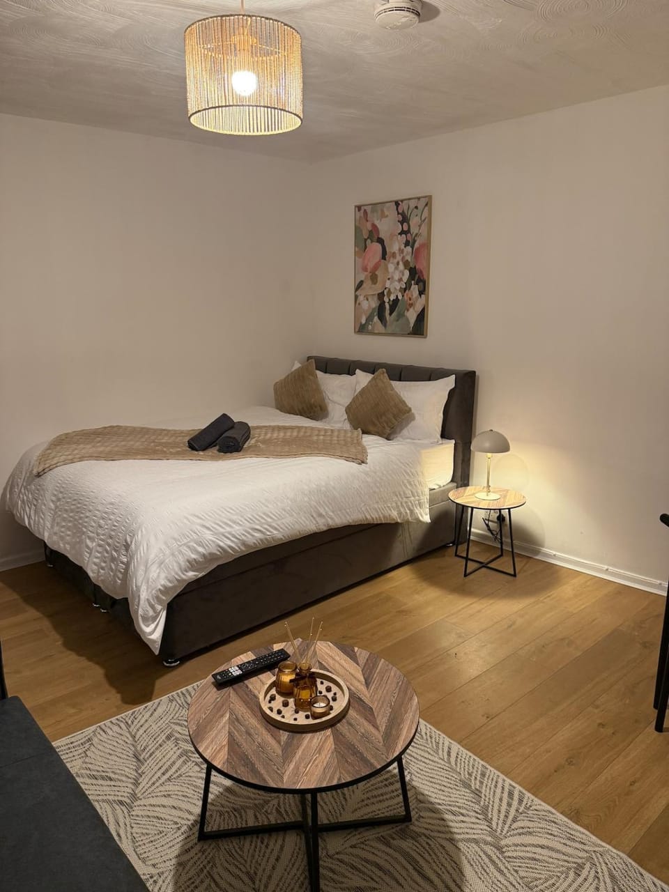 Bed, Photo of the whole room, Seating area, Bedroom
