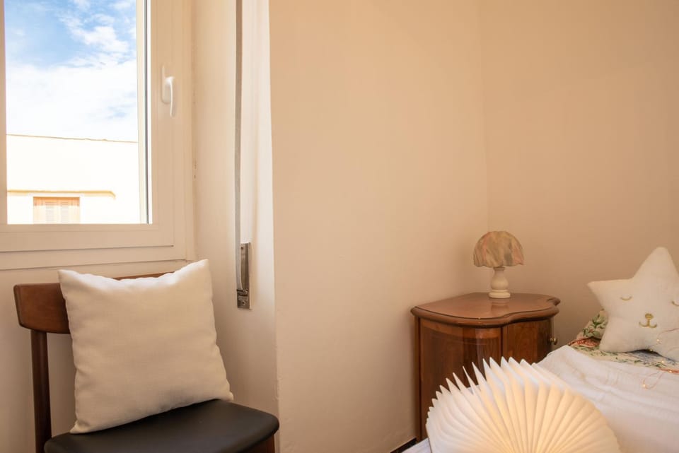 Photo of the whole room, Bedroom