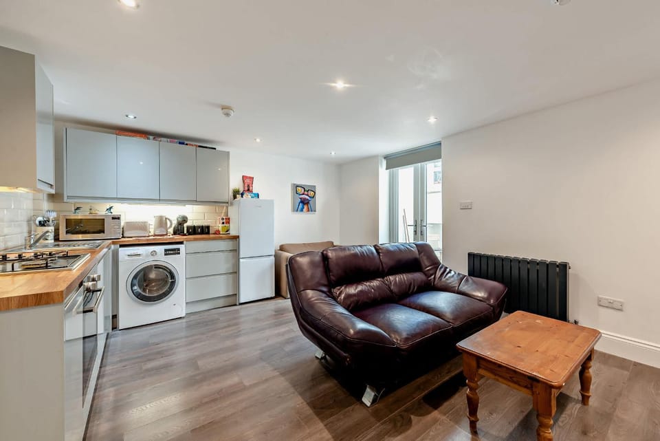 Coffee/tea facilities, Kitchen or kitchenette, Living room, Seating area, microwave, oven, stove, toaster, washing machine