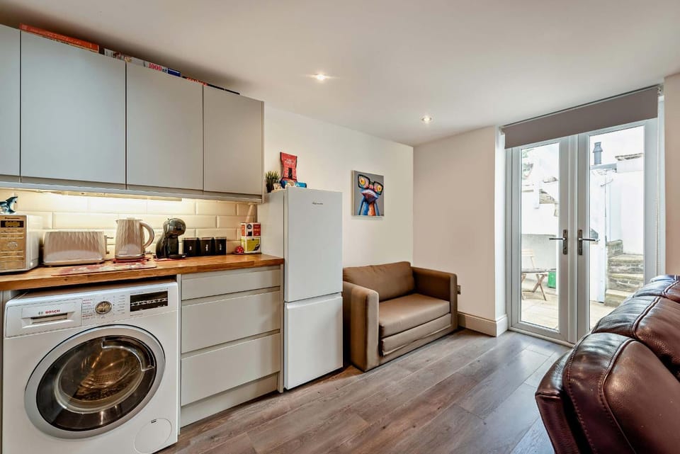 Coffee/tea facilities, Kitchen or kitchenette, Seating area, microwave, toaster, washing machine