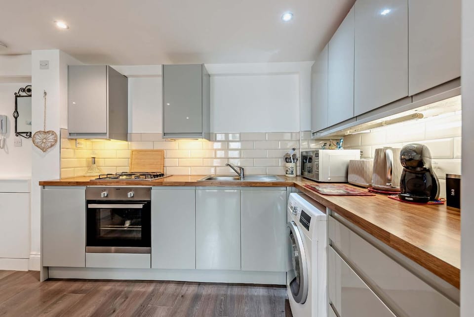 Coffee/tea facilities, Kitchen or kitchenette, microwave, oven, stove, toaster, washing machine