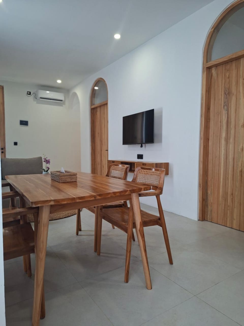 Communal lounge/ TV room, Living room, Dining area, air conditioner