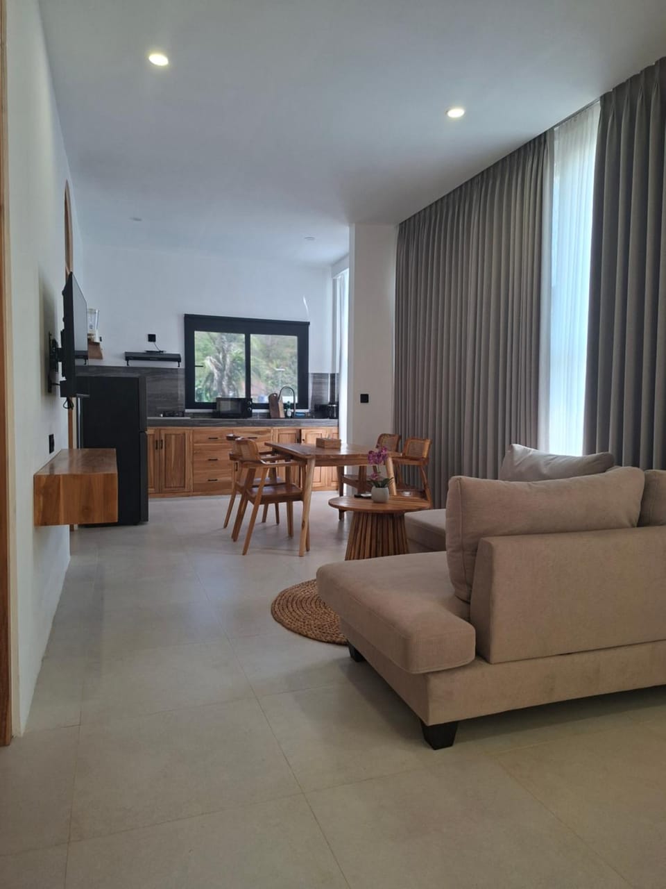 TV and multimedia, Kitchen or kitchenette, Living room, Seating area, Dining area