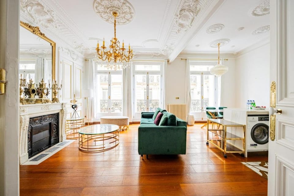 Champs Elysées-Avenue Montaigne-2 bedrooms Apartment in Paris