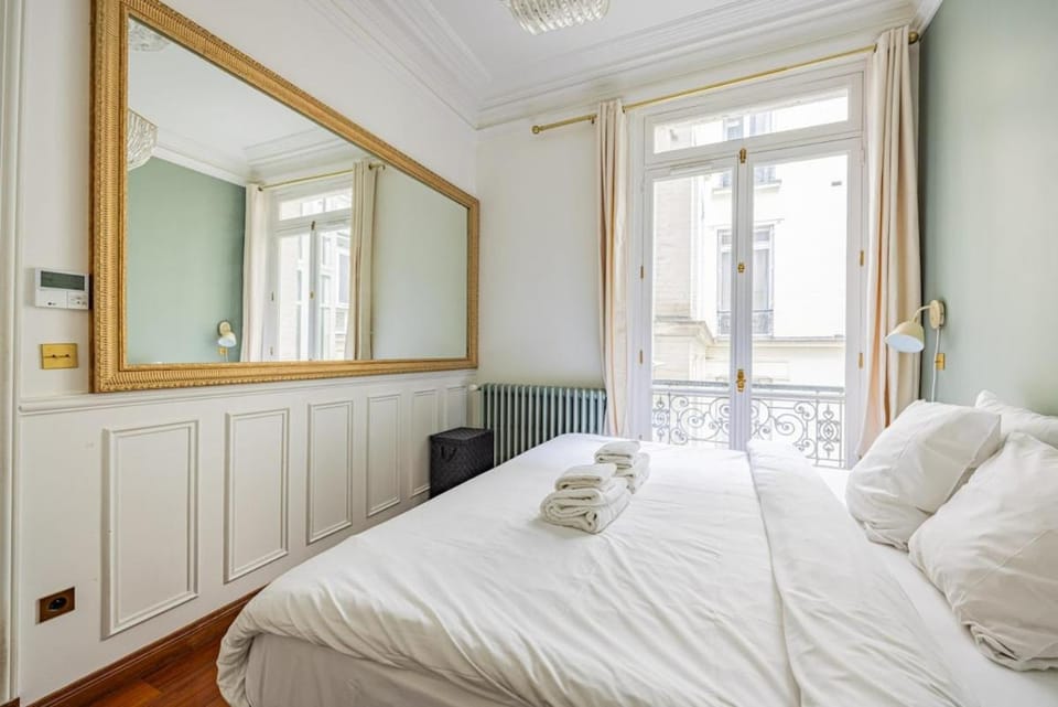 Champs Elysées-Avenue Montaigne-2 bedrooms Apartment in Paris