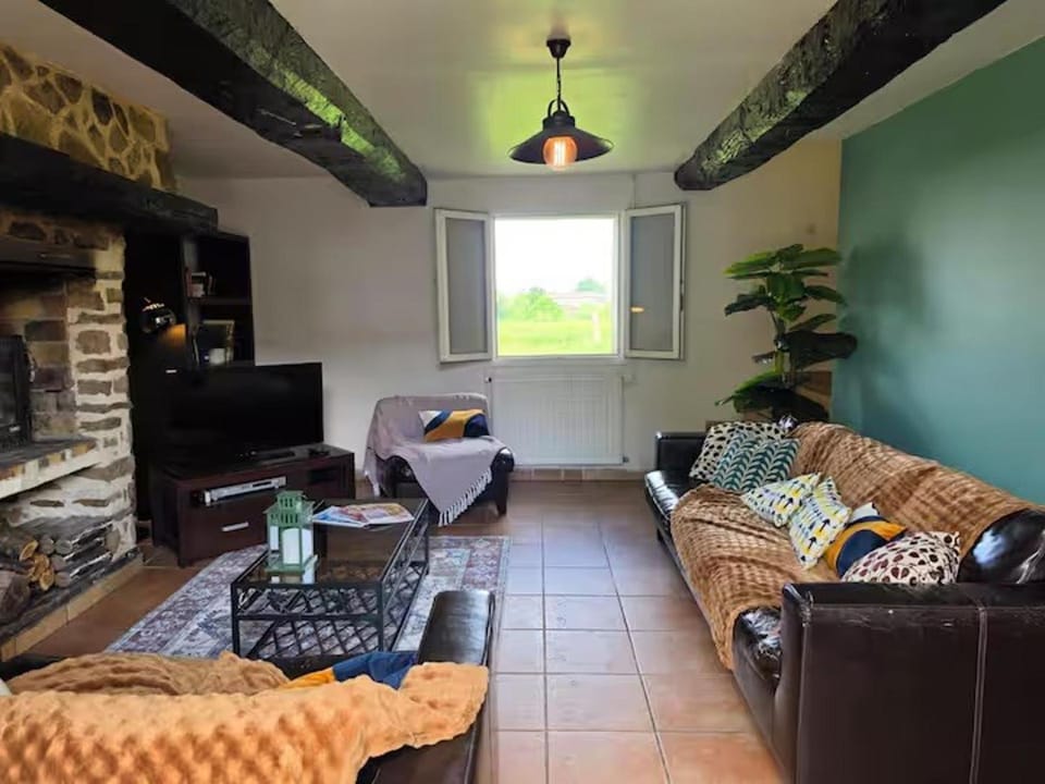 Communal lounge/ TV room, TV and multimedia, Living room, Seating area, Evening entertainment