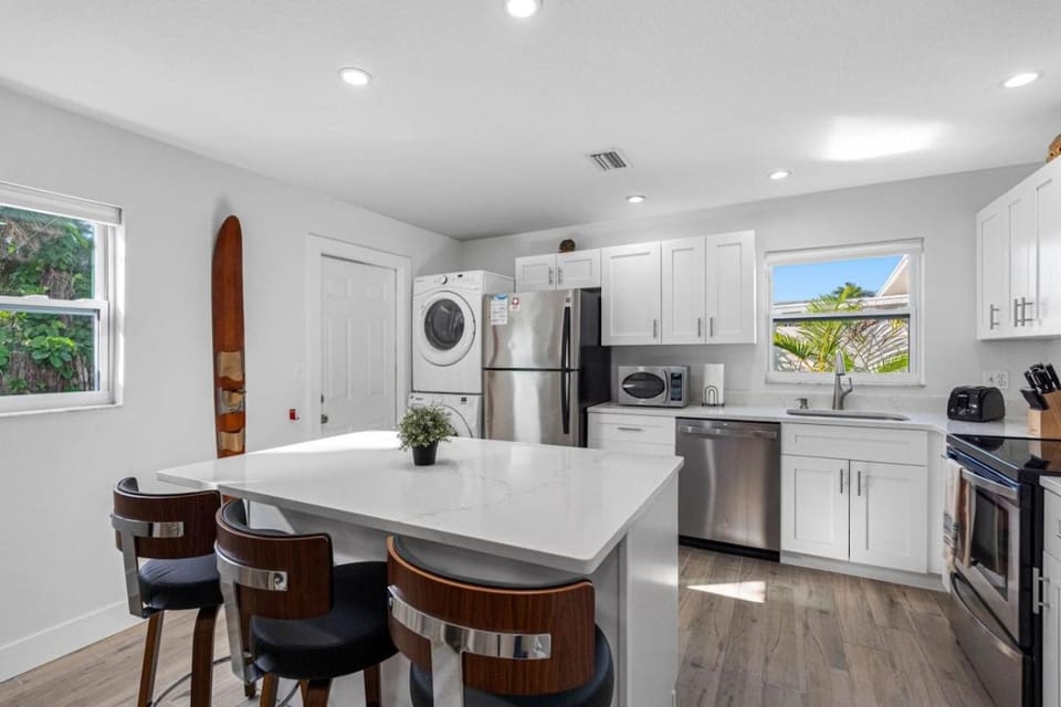 August Deals Pet Friendly and Hot tub Suite B Country House in Indian Rocks Beach