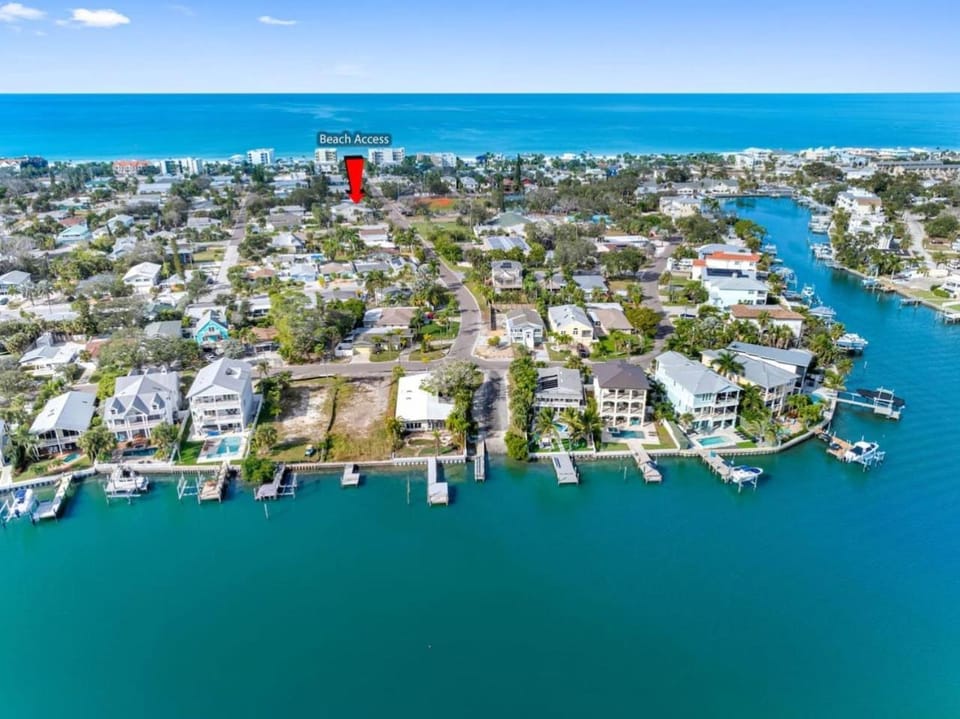 August Deals Pet Friendly and Hot tub Suite B Country House in Indian Rocks Beach