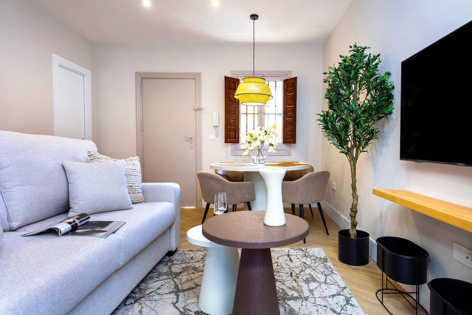 TV and multimedia, Living room, Seating area, Dining area