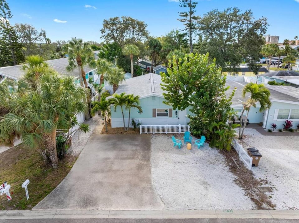 August Pet Friendly and Hot Tub Suite A Country House in Indian Rocks Beach