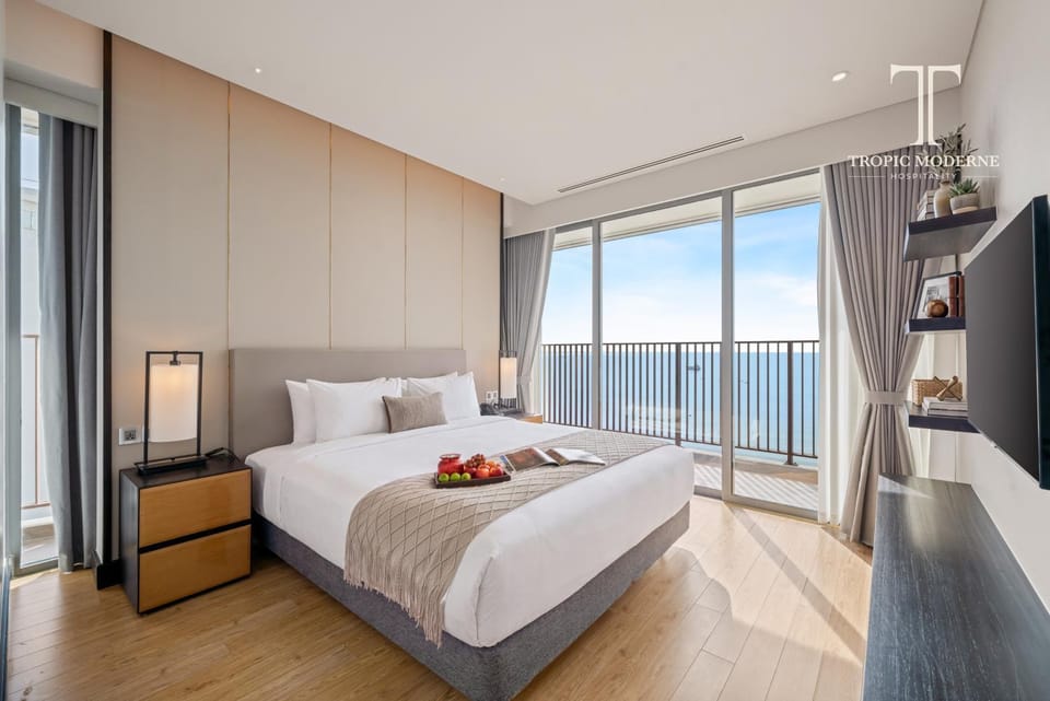 Bed, Natural landscape, Photo of the whole room, Bedroom