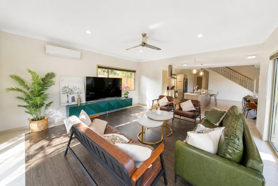 TV and multimedia, Kitchen or kitchenette, Living room, Seating area, Dining area, air conditioner