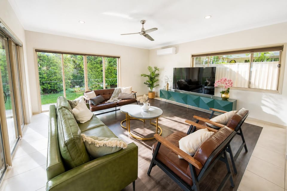 TV and multimedia, Living room, Seating area, Garden view, air conditioner