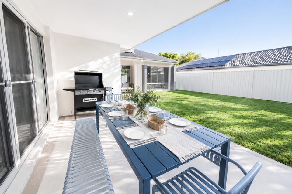 Patio, BBQ facilities, Garden, Seating area, Dining area