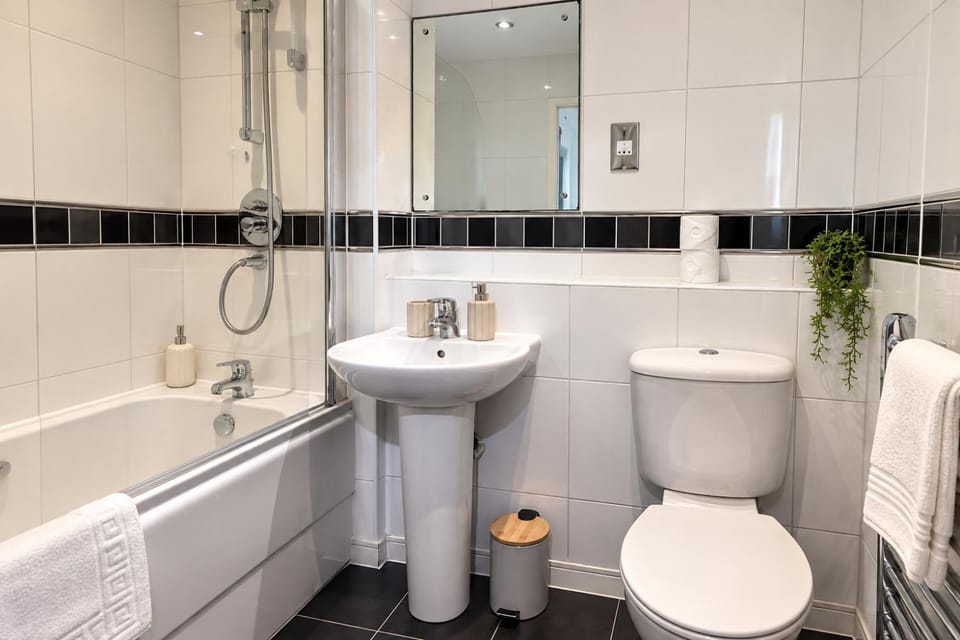 1-bed - Sleeps 4 - Parking - Central Location Apartment in Wolverhampton