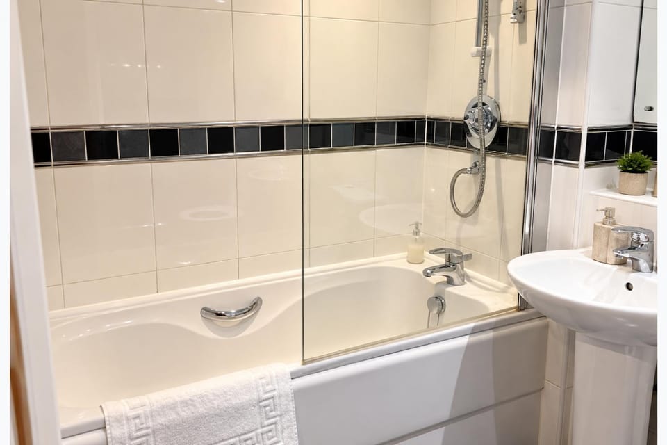 1-bed - Sleeps 4 - Parking - Central Location Apartment in Wolverhampton